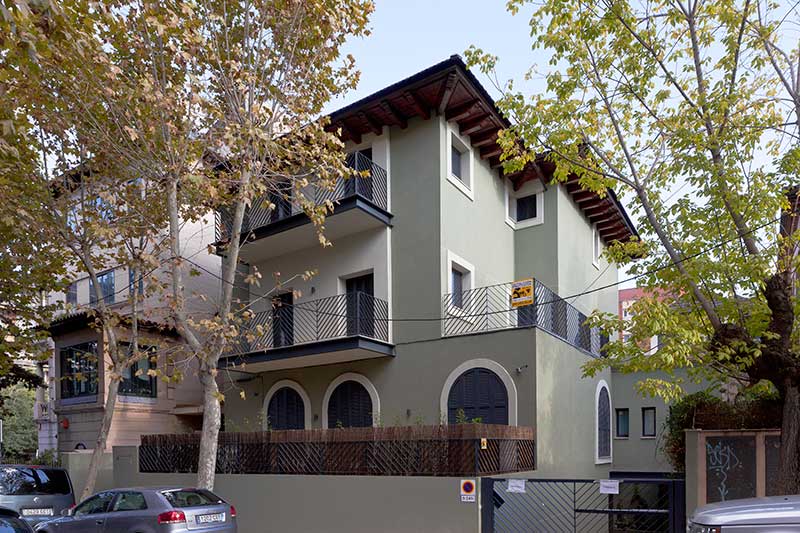 Reforma de edificio unifamiliar existente para obtener 3 viviendas y aparcamiento.
Barcelona – Barcelona
Año: 2015