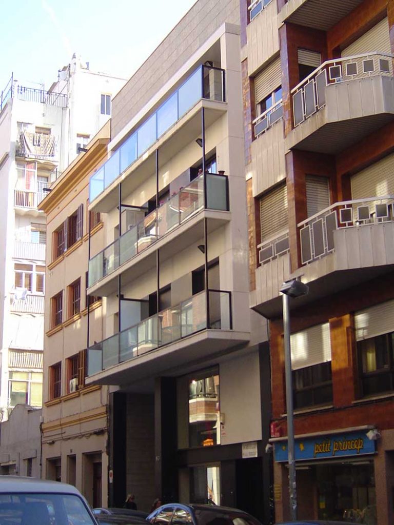 Edificio plurifamiliar entre medianeras.
Barcelona - Barcelona
2006