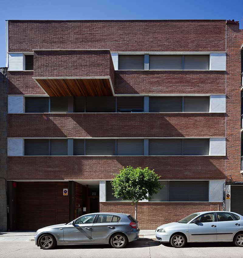 Edificio plurifamiliar de 8 viviendas y aparcamiento entre medianeras y piscina
Sant Feliu de Llobregat - Barcelona
2008
