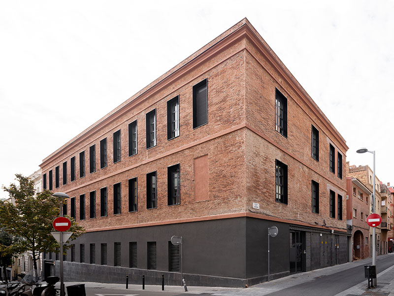 Ampliación y cambio de uso de un edificio industrial a uno de viviendas.
Barcelona - Barcelona
2018